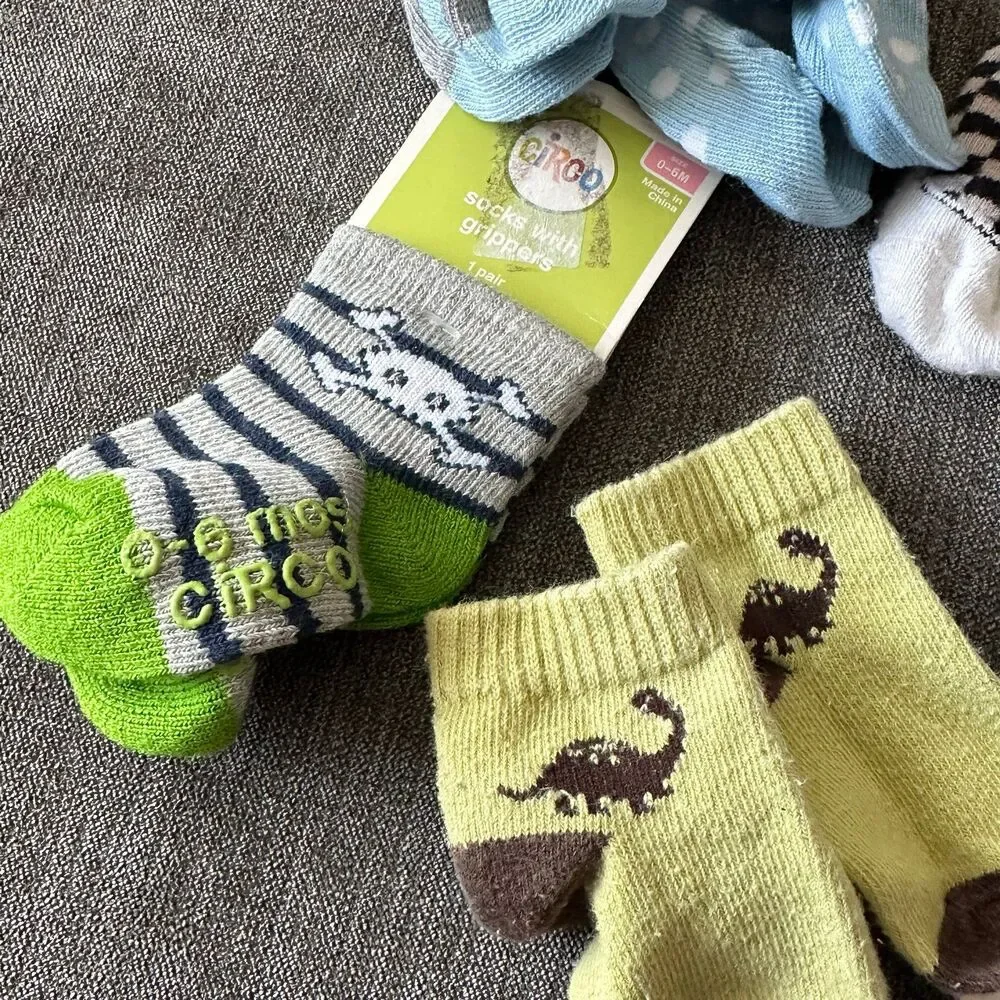 10 pair of infant socks gender neutral 0/6 and 6/12 vans carters circo and more